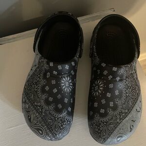 Women’s Navy/Light Blue Bandana Crocs